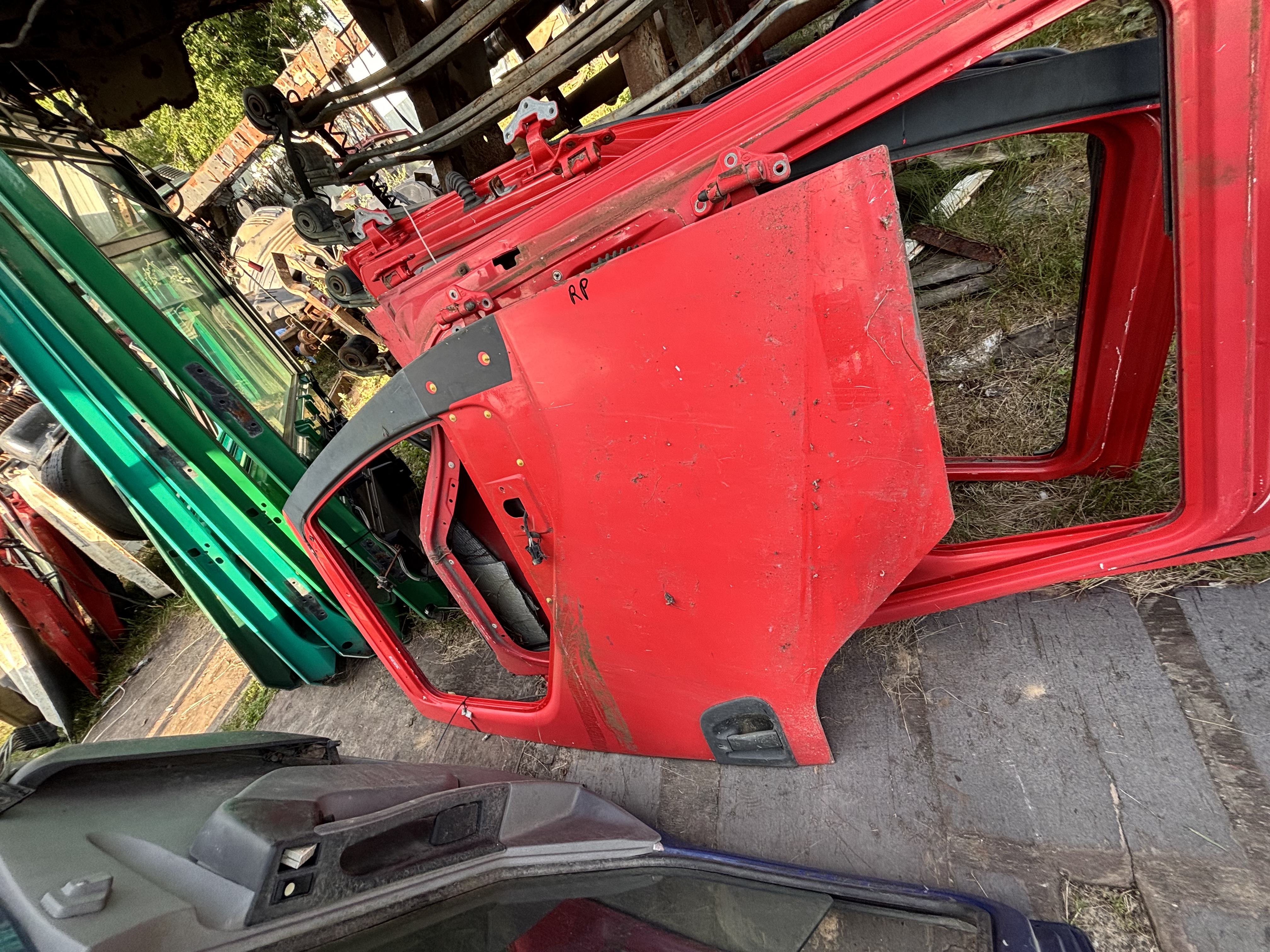 Двери левая 1шт и правые 3шт красная Рено Премиум Renault Premium 5600464824 5010225216 5600464829